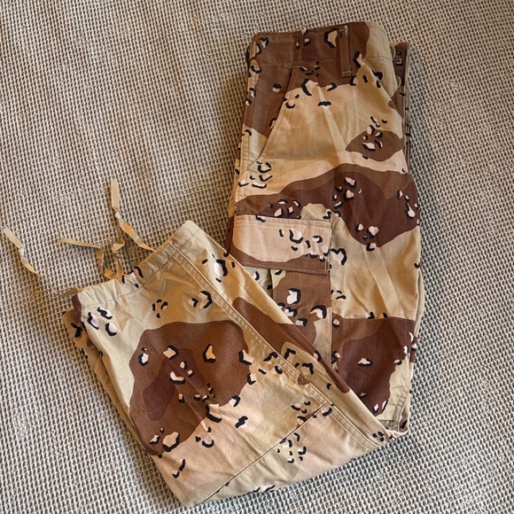Urban Renewal Desert “chocolate chip” camouflage cargo pants - Picture 7 of 9